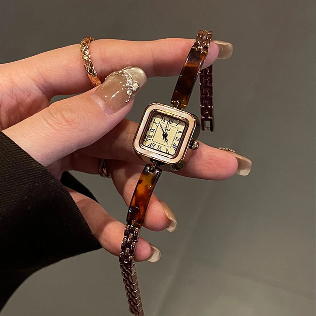 Luxury Watch Vintage - 로마 숫자와 사각형 다이얼이 있는 럭셔리